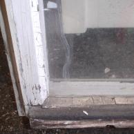 INFORMATIONS MODUL 2 Fensterkitt fest gebunden Holzfenster mit Kitt Stark verwitterter Fensterkitt Glas mit Hammer zerschlagen
