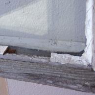 geeignetem Staubsauger (nicht trocken wischen) Fensterkitt mit Kittmesser oder Meißel entfernen (draußen) Fensterkitt mit Hitze