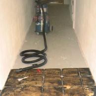 oberflächliche) Schäden reparieren Mit neuem Fußbodenbelag überdecken Oberflächenbeschichtung Tätigkeiten mit erhöhtem Risiko Per Hand eine asbestfaserfreie Oberschicht entfernen (Fußbodenbeläge,