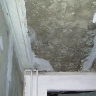 klebrigem asbesthaltigem Klebstoff oder Putz abreißen Tätigkeiten mit sehr hohem Risiko Mechanisch asbesthaltige Klebstoffe, Putz oder Spachtelmasse vom Unterboden entfernen (abreiben, abfräsen)