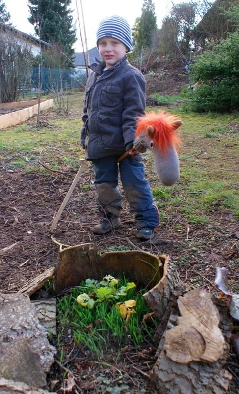 21 Permakultur im Kinder-Garten Praxisideen: Miniwaldgarten anlegen Die Regenwurmfarm (Nährstoffkreislauf) Nisthilfen (Bestäubung, Schädlingskontrolle)