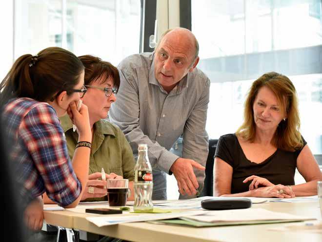 Auch Mitarbeiter vom Integrationsamt in Köln wollen die Leichte Sprache schreiben und sprechen lernen. Damit sie ihre Arbeit noch besser machen können.