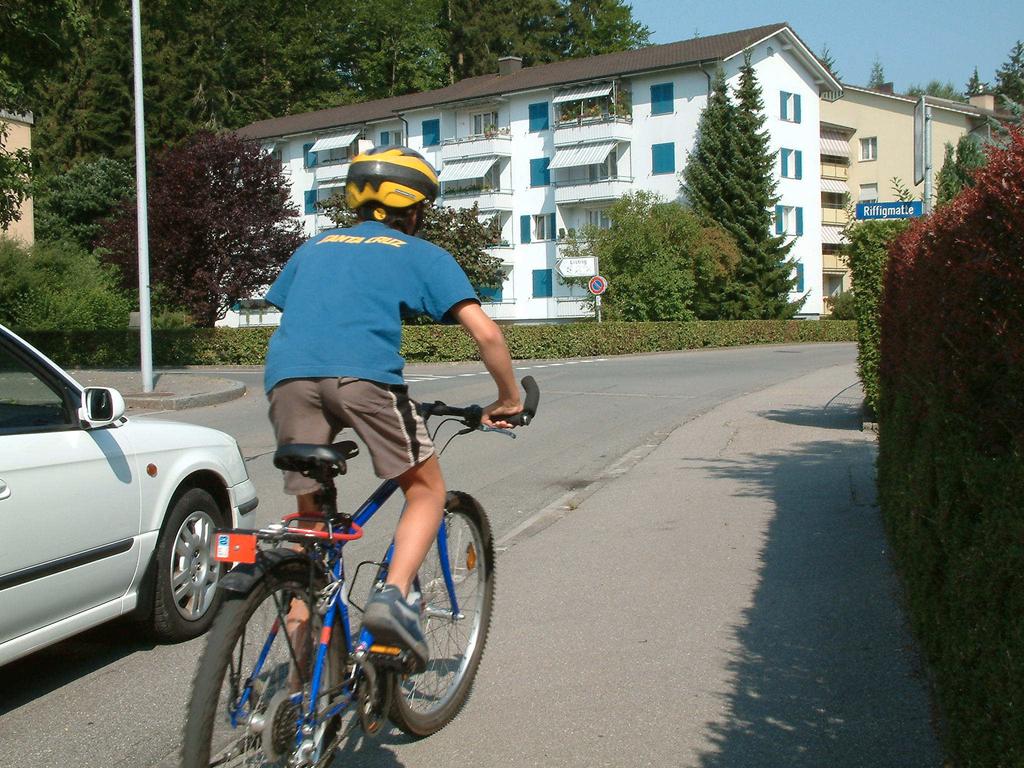 Auch der Weg, der erforderlich ist, um mit dem Fahrrad sicher anzuhalten verlängert sich erheblich.