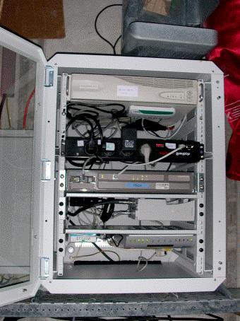 Referenzstations-Ausrüstung CNA - MODEM (Telekom) GPS-Empfänger + COM-Server Router (Ethernet)