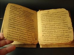 Übersetzungsschwächen in deutschen Bibeln 12 Das Papyrus 72 enthält beide Petrusbriefe vollständig und wird auf die Zeit zwischen 150-200 n.chr.