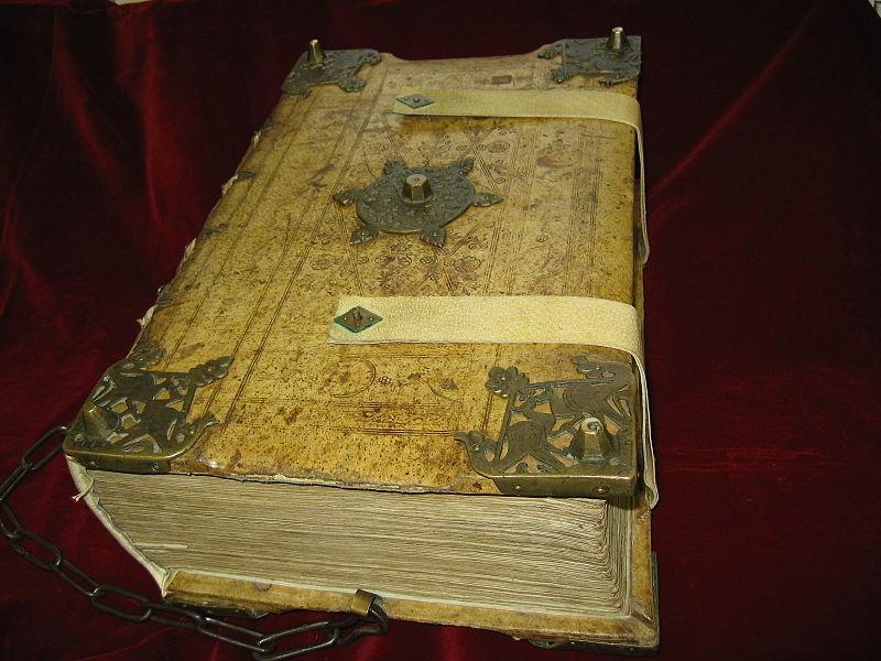 Übersetzungsschwächen in deutschen Bibeln 18 Als Beispiel hier der Rupertsberger Riesencodex aus dem 12. Jahrhundert, der mit seinen 481 Blatt Pergament etwa 15 Kilo schwer ist.