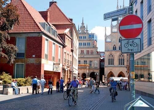 EIN WICHTIGER WIRTSCHAFTSFAKTOR Für die Stadt Münster und ihre Bürger zahlt sich der Trend zum Rad in vielerlei Hinsicht aus.