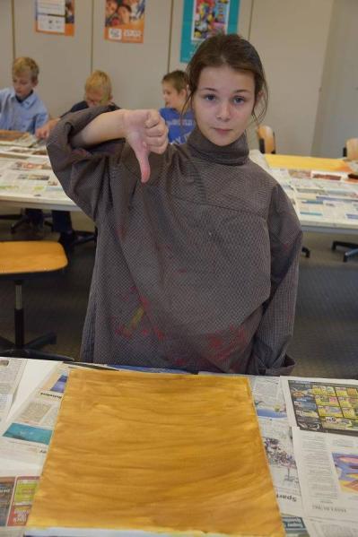 Eine Woche später zeigte Unai Etxebarria den Schülerinnen und Schülern, dass nun eine zweite Farbschicht (Umbra gebrannt) auf die komplette Leinwand aufgetragen