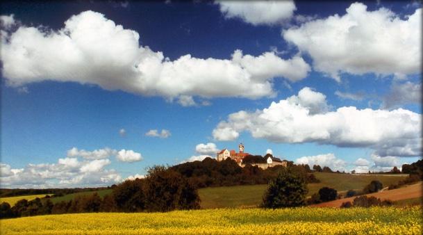 Die Gemeinde Ronneburg liegt im Rhein-Main Gebiet (Main Kinzig Kreis) ziemlich zentral zwischen den Städten Hanau, Büdingen und Gelnhausen. Sie erreichen Hanau in ca. 15 Minuten.