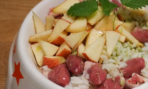 Hühnerherzen mit Reis und Kräutern Zutaten: 300-400 g Hühnerherzen Reis 1/2 Apfel, geschnitten oder püriert 3-4 Salatblätter, püriert 2-3 tl Lachsöl