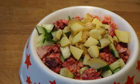 Rind mit Kartoffeln und Gurke Zutaten: 500 g Rindfleisch 1/4 Salatgurke, geschnitten oder püriert
