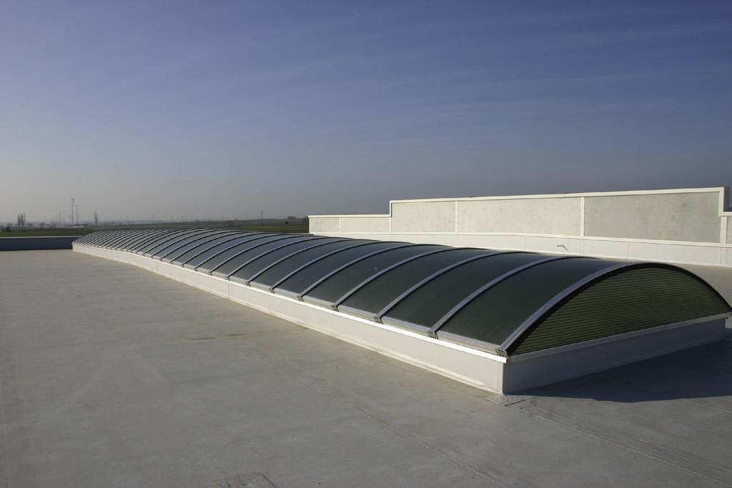 3 Die montagefreundlichen Dachverglasungen aus Aluminium und Kunststoff, mit integrierbaren Rauch- und Wärmeabzugssystemen von ThyssenKrupp Plastics Austria, bringen Licht in Ihre Gebäude und Hallen.