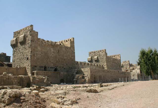 Der älteste arabische Name des Ortes lautet Djisr Manbidi. Damaskus, Zitadelle, Hofansicht nach Süden Qalaat Najim von Südwesten Im 9. Jh. war die Burg als arabischer Stammessitz bekannt.