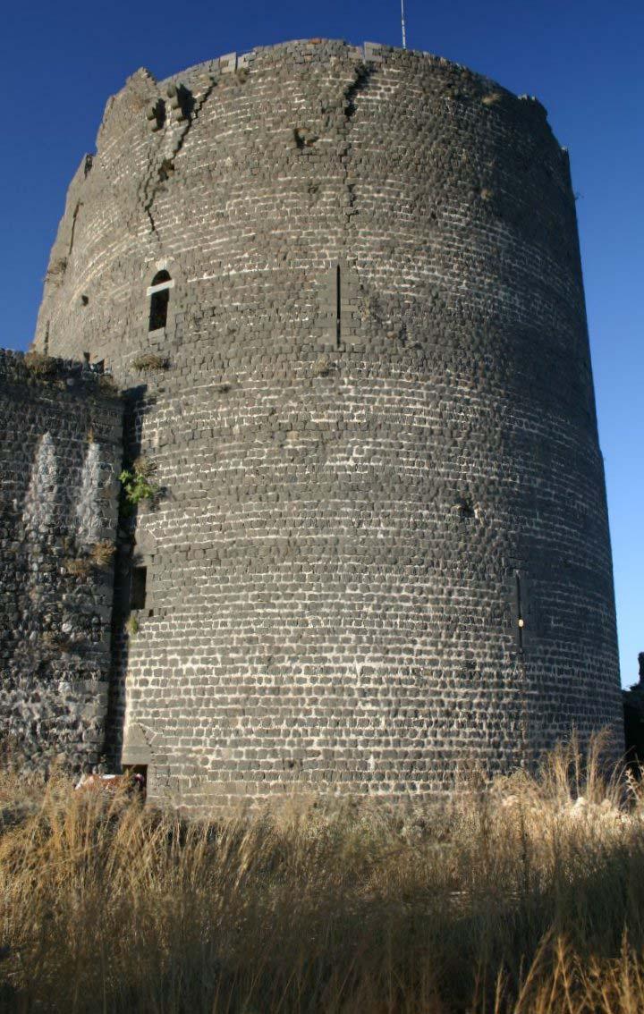 chen Verteidigungsanlagen und die Rekonstruktionsarbeiten am Donjon sind auf seinen Befehl hin durchgeführt worden. Eine Bauinschrift an der großen Toranlage von 1290 dokumentiert das.