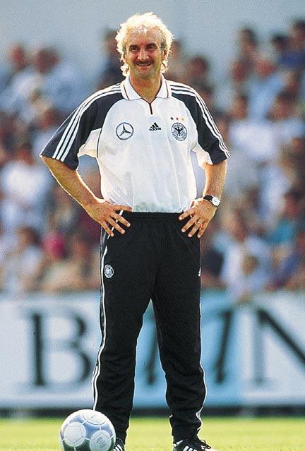 Vorwort von Rudi Völler Schon lange haben wir uns mit dem Gedanken getragen, spezielle Übungen für ein Fußball-Abzeichen zu entwickeln.