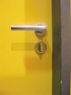 Tür zum Behinderten-WC im EG WC-Tür von außen mit Beschilderung WC-Tür von innen  Art der Tür / des