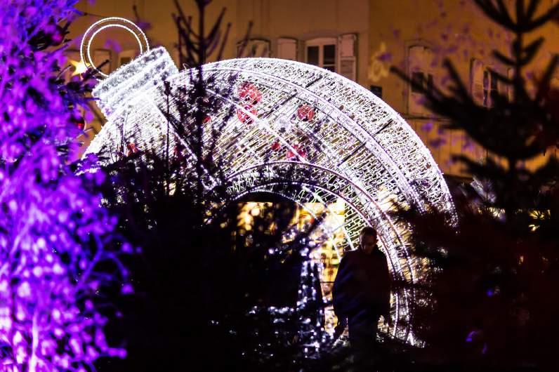 HAGUENAU, ZWISCHEN LEGENDEN UND KUNSTHANDWERK Bei Einbruch der Nacht erstrahlt die vor den Toren des Nordelsass gelegene Stadt Haguenau in weihnachtlichem Lichterglanz.