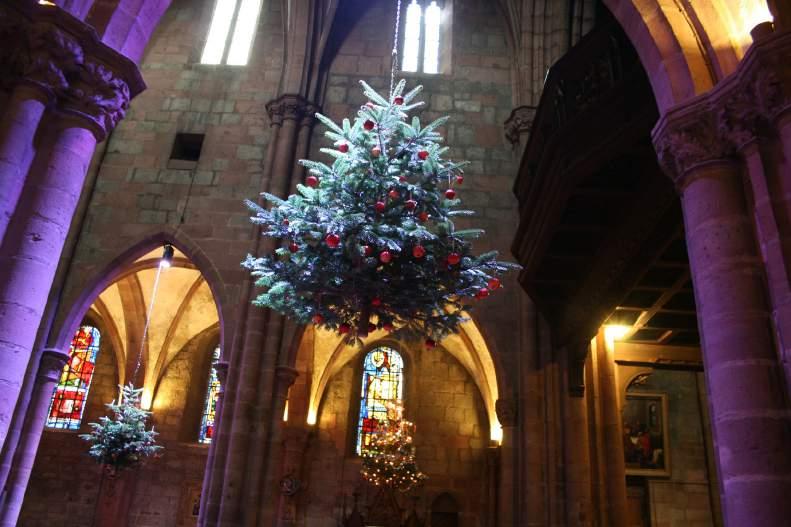SÉLESTAT, WIEGE DES WEIHNACHTSBAUMS In Sélestat ist der Weihnachtsbaum eine Institution. Im Archiv dieser Stadt wurde die weltweit älteste bekannte schriftliche Erwähnung des Weihnachtsbaums entdeckt.