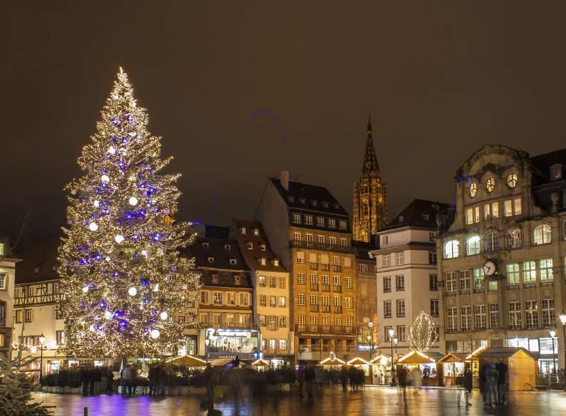 STRASSBURG, DER ÄLTESTE HISTORISCHE WEIHNACHTSMARKT DES ELSASS Der 1570 erstmals ausgerichtete Straßburger Weihnachtsmarkt ist eine Tradition, welche die Jahrhunderte ohne Unterbrechung überdauert