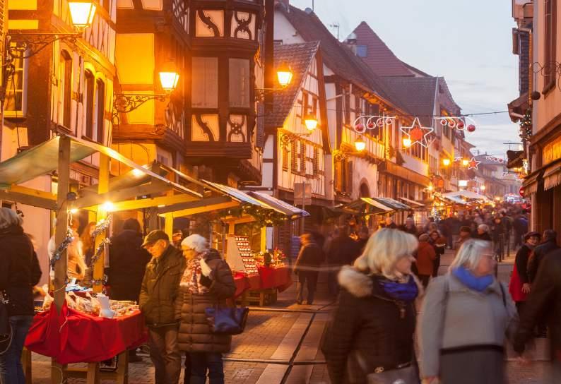 BOUXWILLER, EIN WEIHNACHTSMARKT DER TRADITIONEN Der Weihnachtsmarkt von Bouxwiller zieht in diesem einzigartigen Winkel im Nordelsass Jahr für Jahr zahlreiche Besucher an.