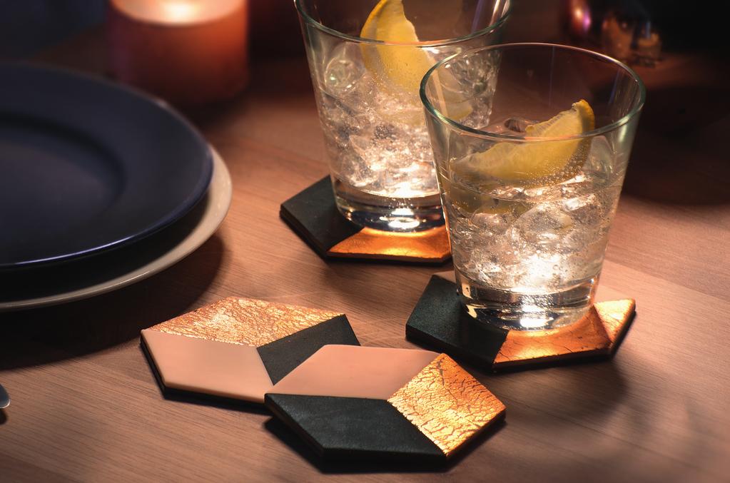 DIY Untersetzer im angesagten Kupfer-Look Gestalten Sie Ihre individuellen Glasuntersetzer passend zur Tischdeko.