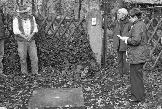 November 1998 auf dem Eggersdorfer Kirchhof eingeweiht. Zwei Erwachsene und 36 Kinder wurden in den Nachkriegsmonaten 1945 neben der Kirche begraben.