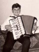 Herbert s musikalische Erlebnisse bis 1979 Wie Sepp, erlernte Herbert mit 8 Jahren beim selben