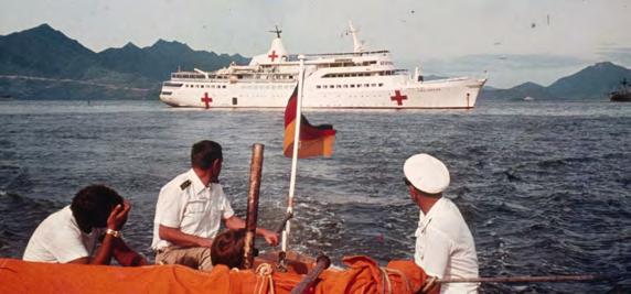 8 Aus dem Landesverband Wiesbadener Arzt im Einsatz auf DRK Hospitalschiff Helgoland Das DRK Hospitalschiff Helgoland im Einsatz im Vietnamkrieg vom 1966-72: Boot verlässt die Helgoland - 1967.