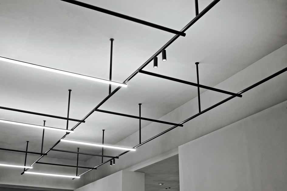 Beleuchtungssystem von Vincent Van Duysen für die Deckenaufbau-Montage aus hochwertigen Aluminium-Rohr-Profilen.