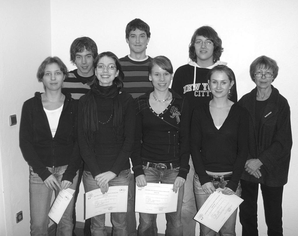 DELF-Prüfungen bestanden Französische Sprachzertifikate für Schüler des Gymnasiums Sulingen Der außerunterrichtliche Einsatz für Französisch hat sich für 8 Schülerinnen und Schüler des Gymnasiums