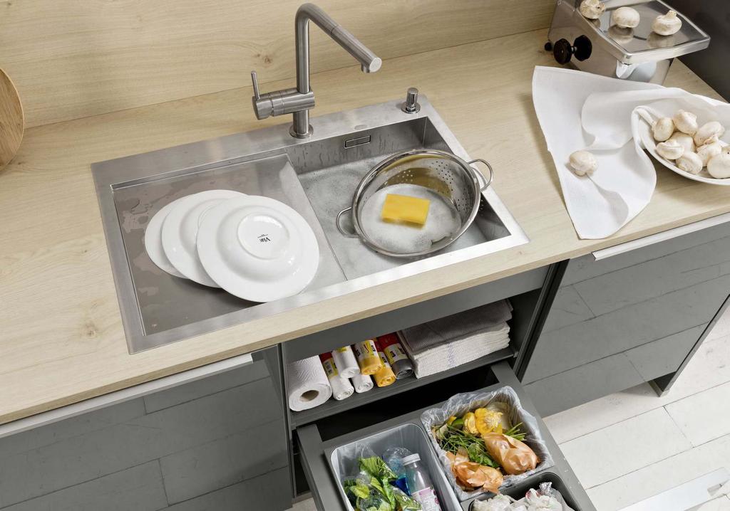 Spülen und Mülltrennung Dishwashing and waste separation Wer gerne kocht, verursacht auch jede Menge benutztes Geschirr gut, wenn viel Platz und große Abtropfflächen neben der Spüle einen raschen und