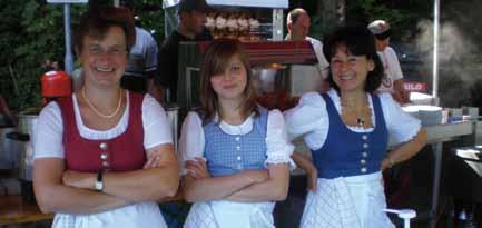 Drei fleißige Damen beim Dorffest - in der