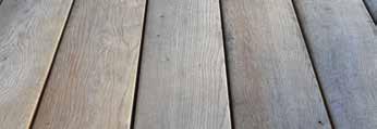 Wie jedes andere Holz vergraut es durch die Bewitterung mit der Zeit und es bildet sich eine graue Patina.
