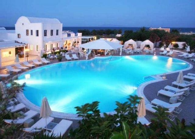 mit 3 Luxus Hotels auf Santorin