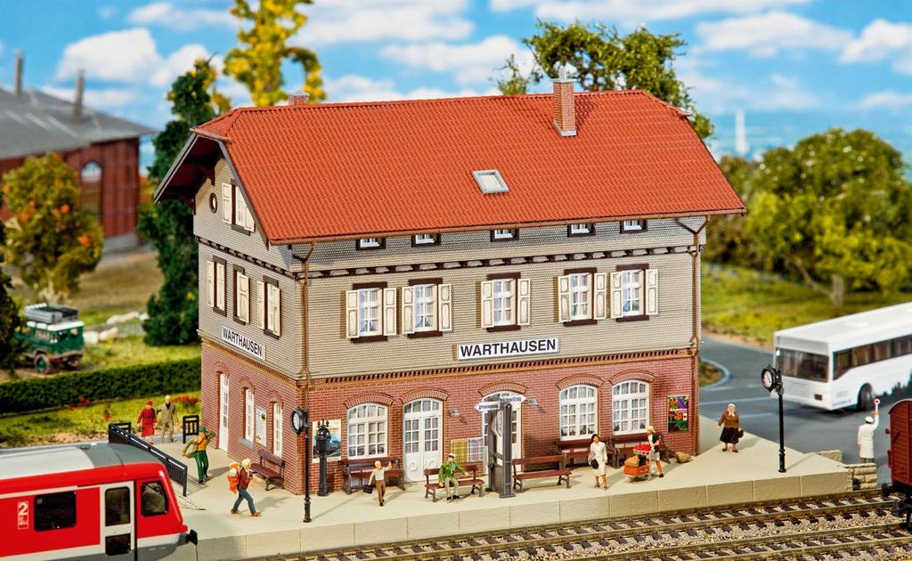 Im Original ist heute ein Museum für Knöpfe untergebracht: der Bahnhof von Warthausen an der Öchslebahn im Oberschwäbischen (Faller, Art. 110123).