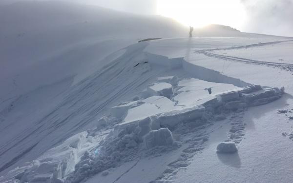 Schwacher Schneedeckenaufbau und kritische Lawinensituationen für Schneesportler Anfang Januar fiel erstmals genügend Schnee, dass Touren und Variantenabfahrten auch nördlich des Alpenhauptkammes