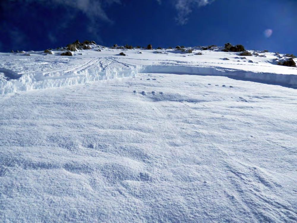 Abbildung 70: Der Lawinenanriss war rund einen halben Meter mächtig. Neu- und Triebschnee der vergangenen Tage glitt ab. Der Bruch erfolgte im Altschnee (Foto: T. und W. Marty, 20.03.2011).