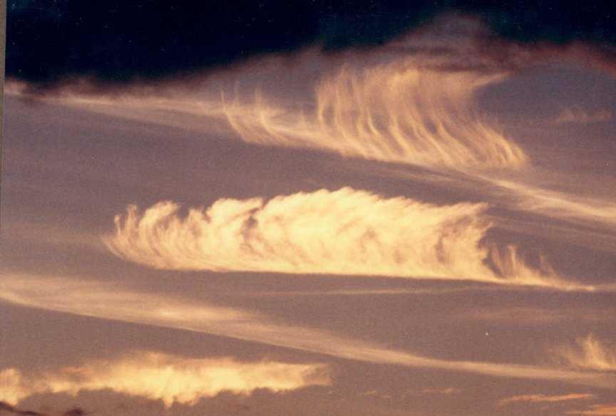 Dr. Heinz Muckenfuß 1 Seminar Wetterkunde Bildbeispiele für einige A Hohe Wolken Cirrus Ci (hier hakenförmige Cirrocumuli) Cirren entstehen überwiegen oberhalb 7 km Höhe und bestehen nur aus