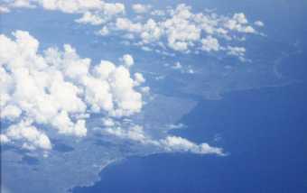 Dr. Heinz Muckenfuß 3 Seminar Wetterkunde C Tiefe Wolken Cumulus Cu (tiefe Wolken) Über einer griechischen Insel hat sich bis zur Mittagszeit der Boden erwärmt, der Druck ist gefallen.