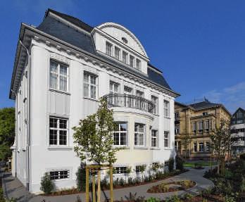 42 UNTERNEHMEN & MÄRKTE FINANZEN Villa Körbling neu genutzt Der Unternehmensbereich Private Banking der Volksbank Kur- und Rheinpfalz hat ein neues Zuhause: In der Speyerer Villa Körbling beraten