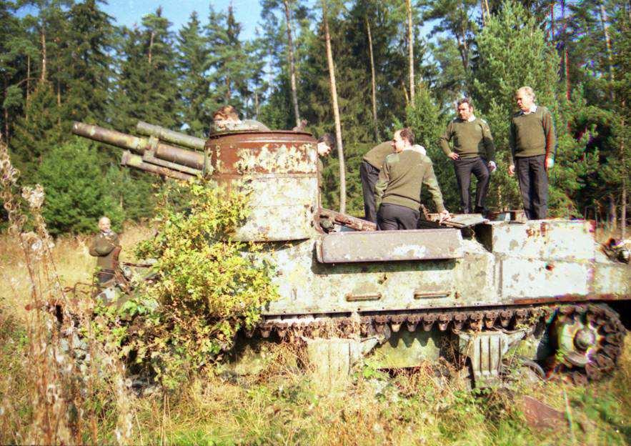 Lebensweg eines Exponates am Beispiel einer Panzerhaubitze M7B2 105mm 1989 M7B 2 als Fundsache* vergessenes Hartziel im Wald bei