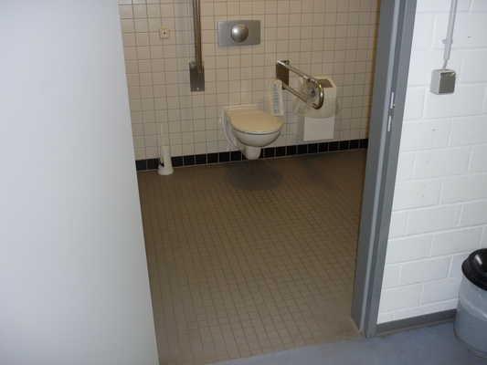 Bewegungsfläche links neben dem WC - Breite: 87 cm Bewegungsfläche links neben dem WC -