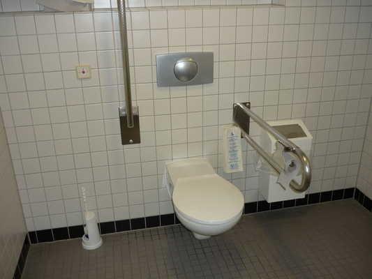 neben dem WC - Tiefe: 0 cm Bewegungsfläche vor dem WC - Breite: 123 cm Bewegungsfläche