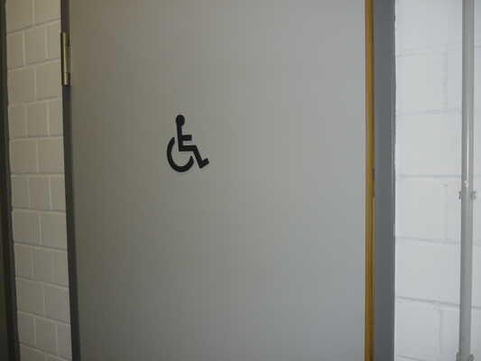 Menschen mit Behinderung im Gästetoilette für Menschen mit Behinderung im Gästetoilette