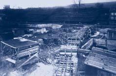 der bei Radium tätigen Mitarbeiter verbunden. Eine alte Aufnahme zeigt eine Gruppe der im Jahre 1924 bei Radium beschäftigten Angestellten.