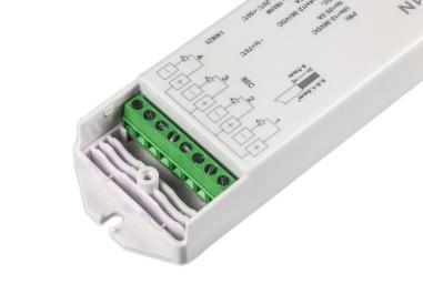 vom Netzteil (12-36 V) Anschluss der LEDs Darstellung Empfänger 2501N Der Empfänger ist das Versorgungsgerät für die LEDs. Eingangsseitig wird die Versorgungsspannung (vom Netzteil) angelegt.