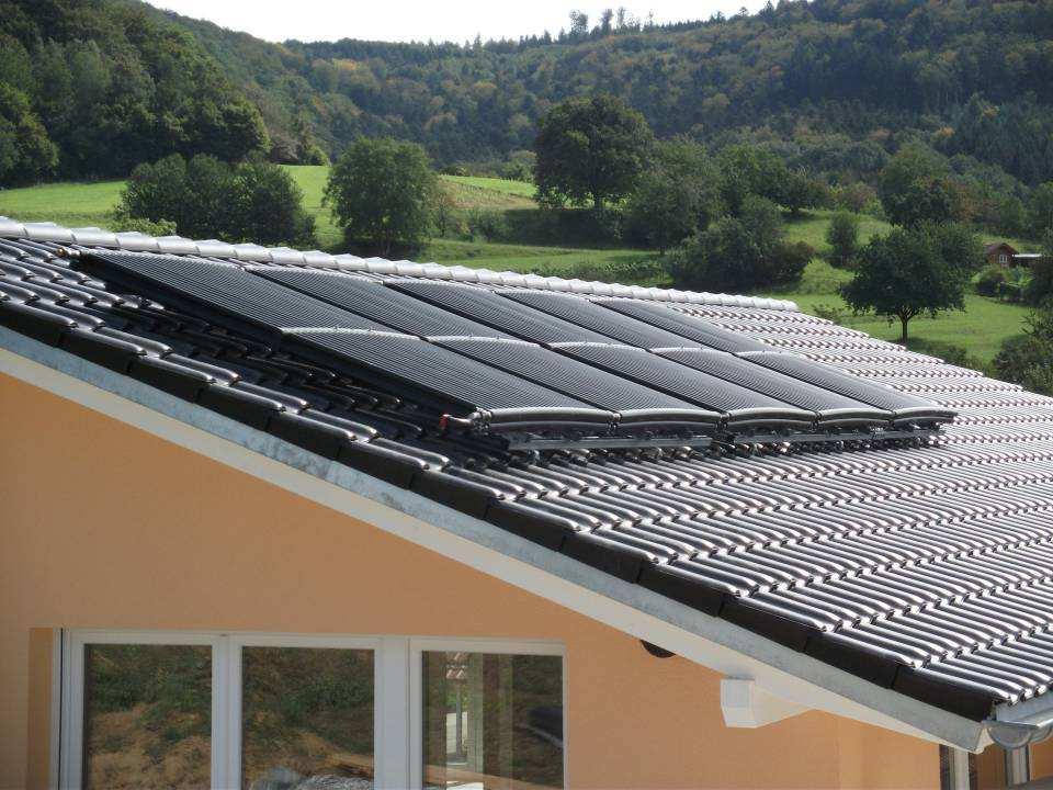 SolarLuft-Kollektor SolarLuft-Kollektor Er nimmt die Wärme der Sonne und der erwärmten Umgebungsluft auf -auch bei Bewölkung oder diffuser