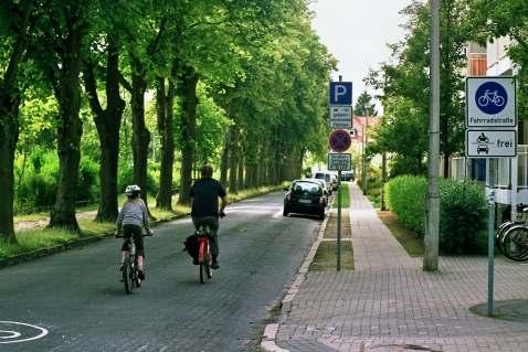 gemeinsame Fuß-/Radwege auf separaten Wegen und an Straßen