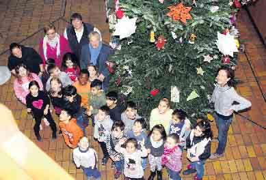 Den großen Baum im Foyer des Bildungszentrums schmückten in diesem Jahr die Kinder der Klasse 2b, während der Weihnachtsbaum in Foyer der Verwaltung von den Kita-Kids geschmückt wurden.