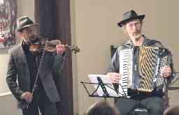 Zusammen mit Igor Mazritsky an der Geige und Daniel Marsch am Akkordeon spielt sie Klezmermusik. Jüdische Musik aus Osteuropa mit orientalischem Einschlag.